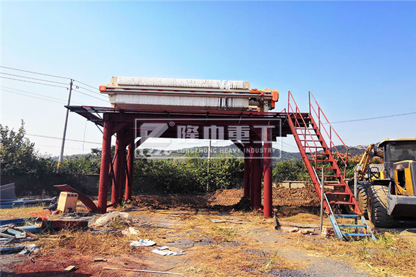 隆中知道：廂式壓濾機(jī)在整個過濾過程中的結(jié)構(gòu)特征